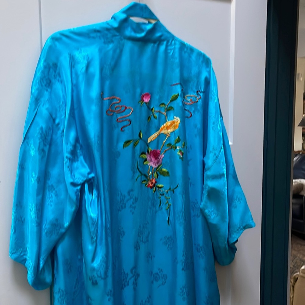 BEAUTIFUL EMBROIDERY RAYON KIMONO ROBE. XL